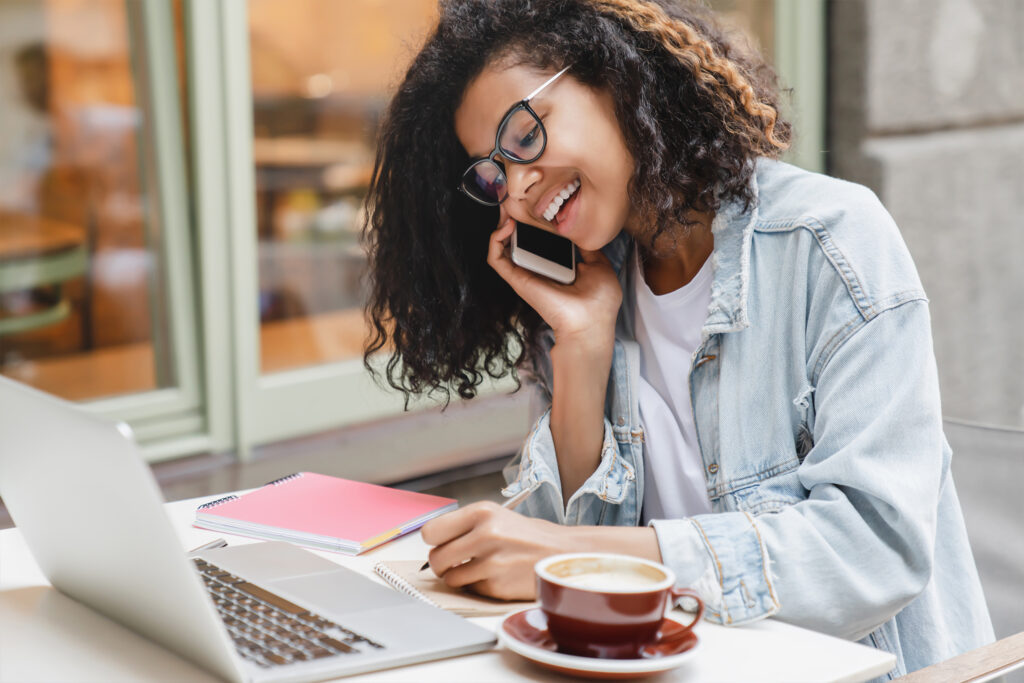Foto van vrouw met laptop die aan het bellen is